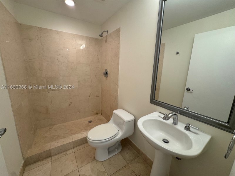 Condo for sale at Aventura Marina II 1215