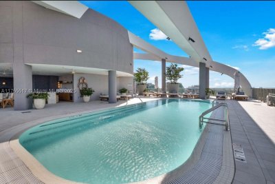 Comprar apartamento en MR. C Residences 1009
