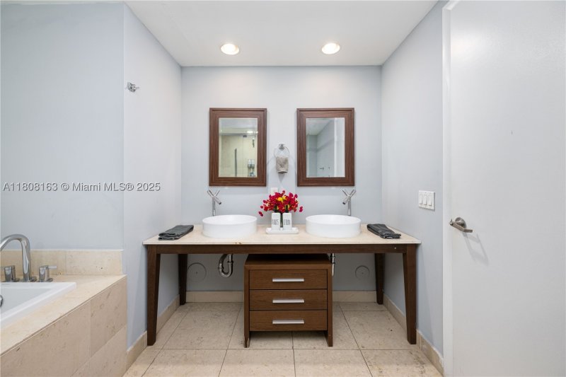 Condo for sale at Icon Brickell Viceroy 1604