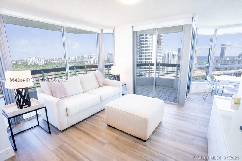 Condo for sale at Mystic Pointe 500 2509