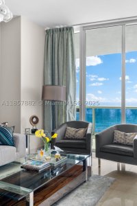Aluguel de apartamento no Trump Tower One 907
