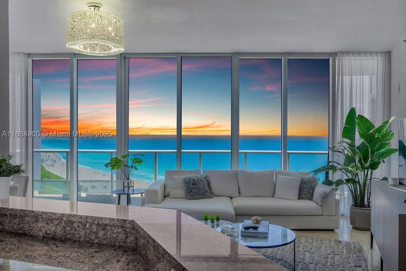 Condo for sale at Continuum I South 2208