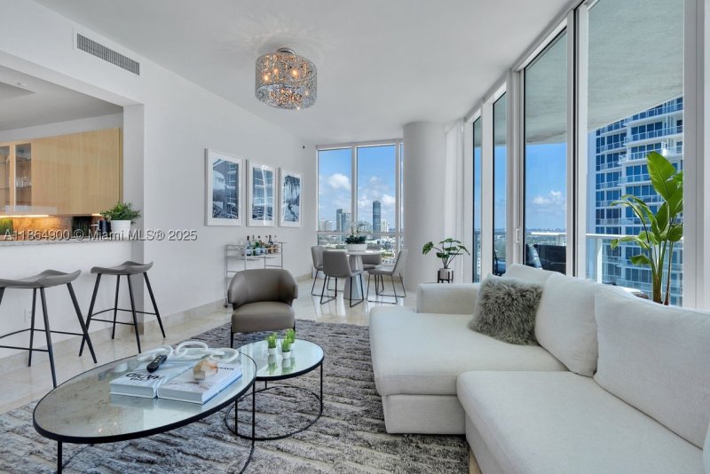 Condo for sale at Continuum I South 2208