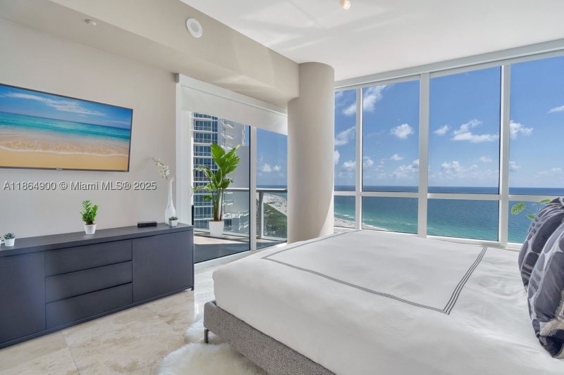 Condo for sale at Continuum I South 2208