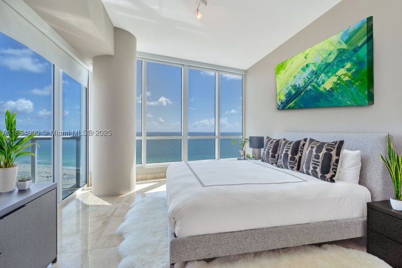 Condo for sale at Continuum I South 2208