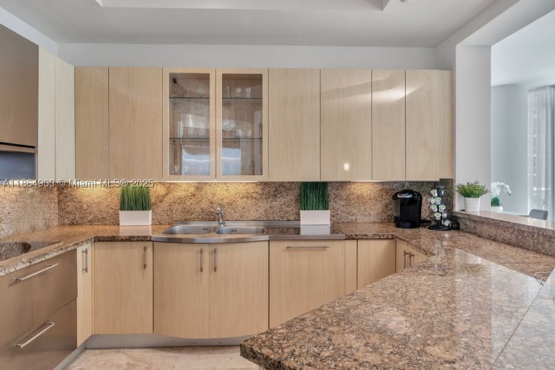 Condo for sale at Continuum I South 2208