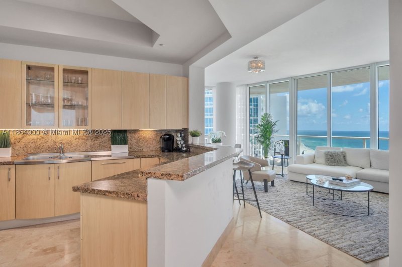 Condo for sale at Continuum I South 2208