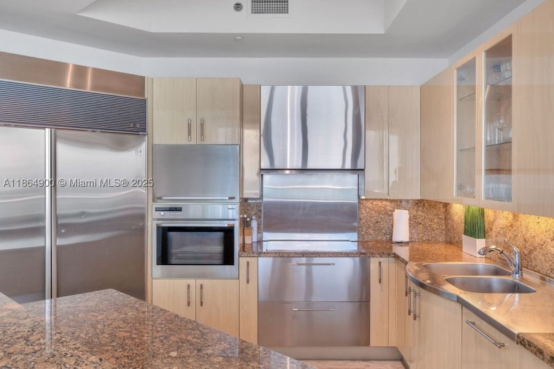 Condo for sale at Continuum I South 2208