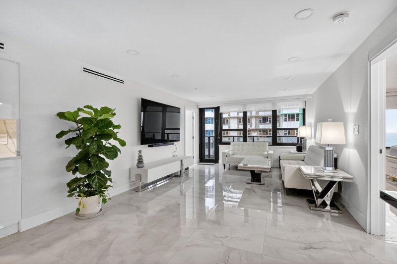 Condo for sale at The Alexander 1408