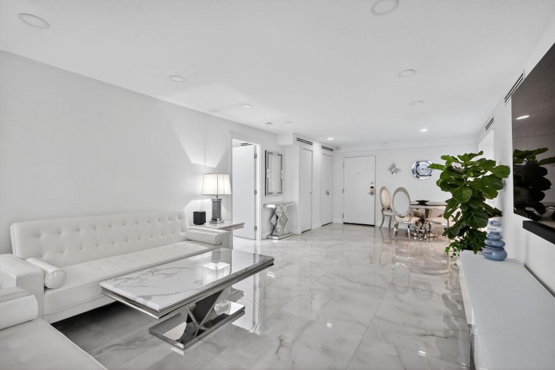 Condo for sale at The Alexander 1408
