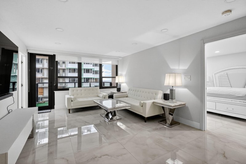 Condo for sale at The Alexander 1408