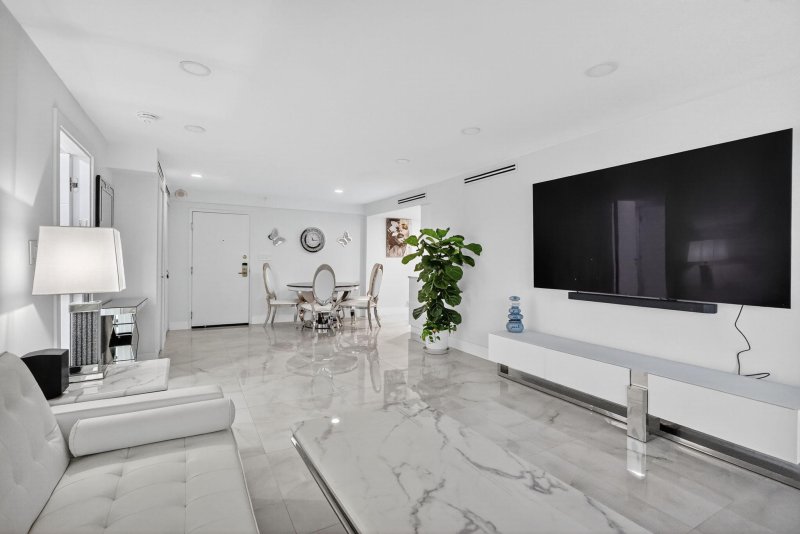 The Alexander Apt #1408