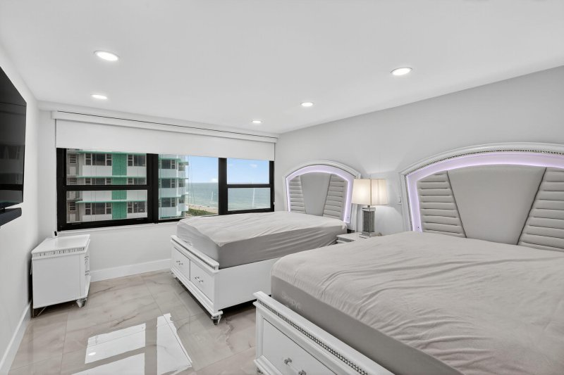 Condo for sale at The Alexander 1408