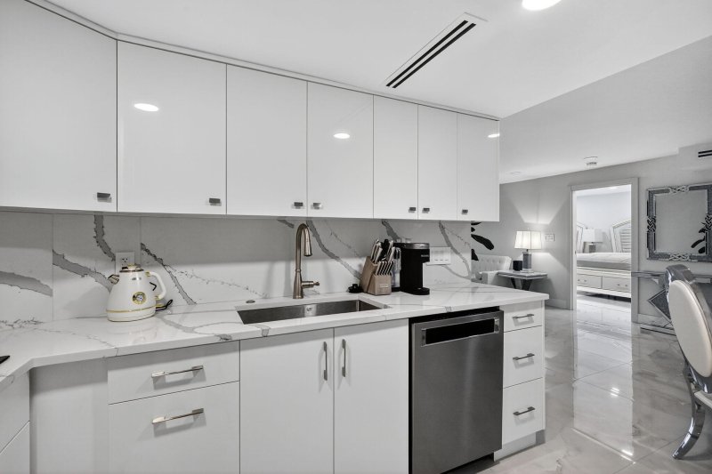 Condo for sale at The Alexander 1408