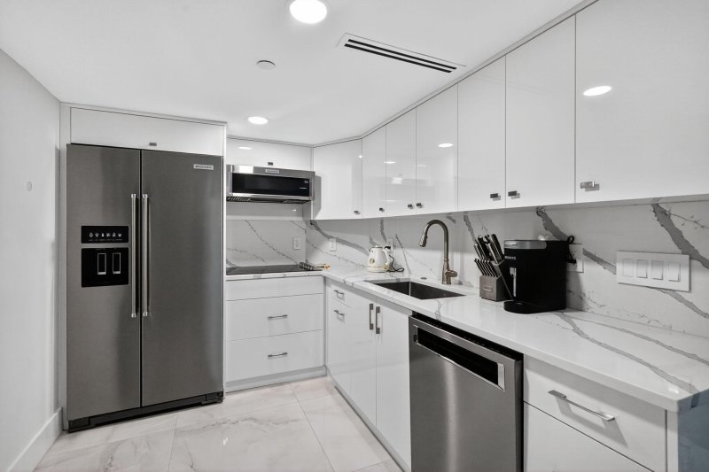 Condo for sale at The Alexander 1408