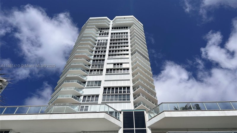 Comprar apartamento no Oceania 3 2334