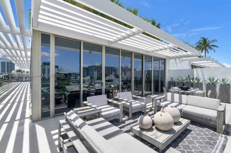 Condo for sale at Three Hundred Collins PH3