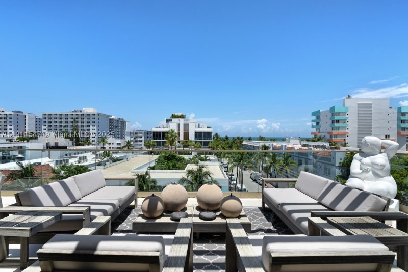 Condo for sale at Three Hundred Collins PH3