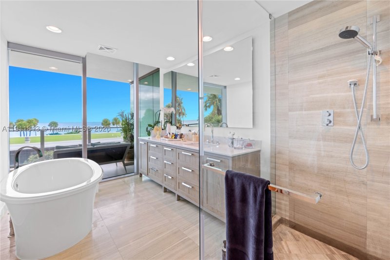 Comprar apartamento no Oceana Key Biscayne 301N