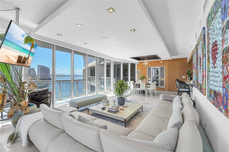 Condo for sale at Icon Brickell Tower I 1001