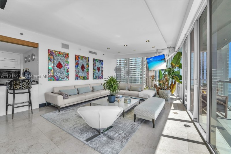Condo for sale at Icon Brickell Tower I 1001