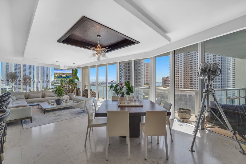 Condo for sale at Icon Brickell Tower I 1001