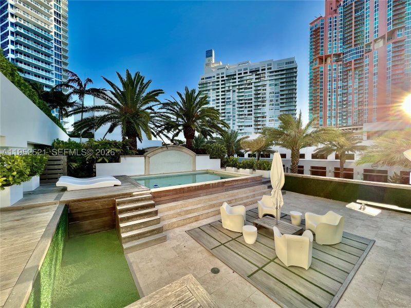 Apartment for rent at Continuum II North LOFT5