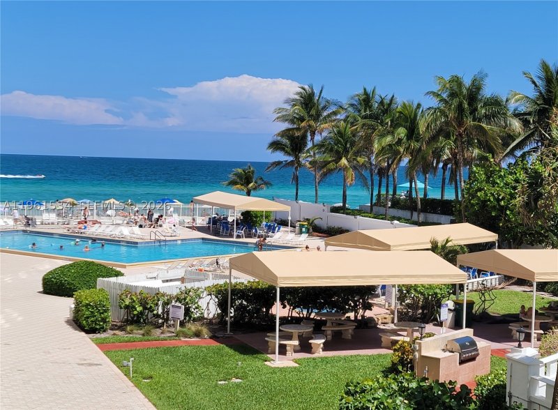Condo for sale at Alexander Towers 218