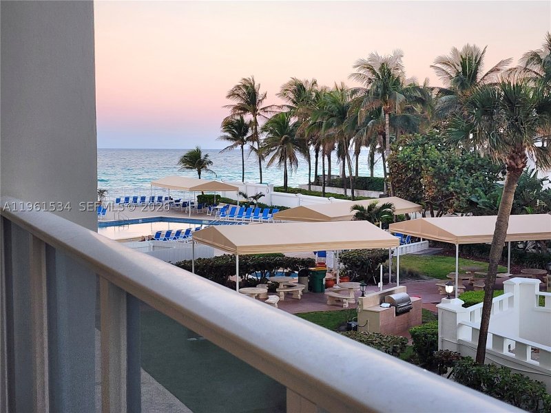 Condo for sale at Alexander Towers 218