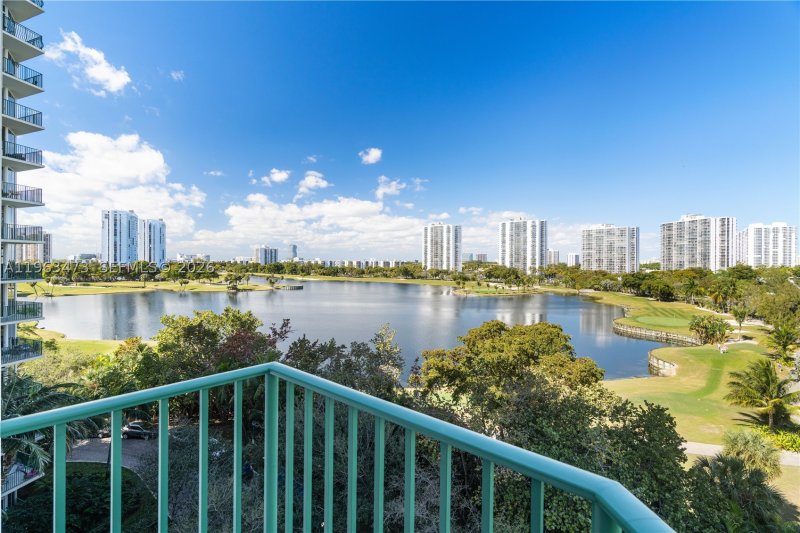 Comprar apartamento en Turnberry Village 716