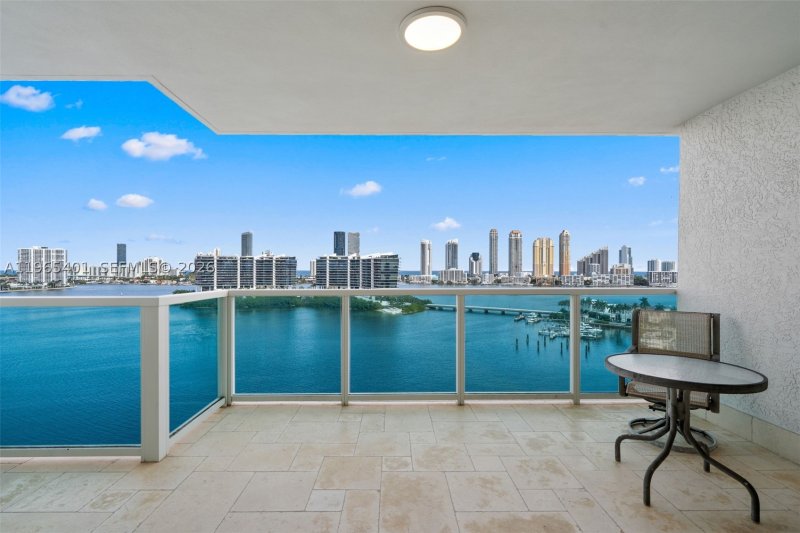 Condo for sale at Peninsula I 1505