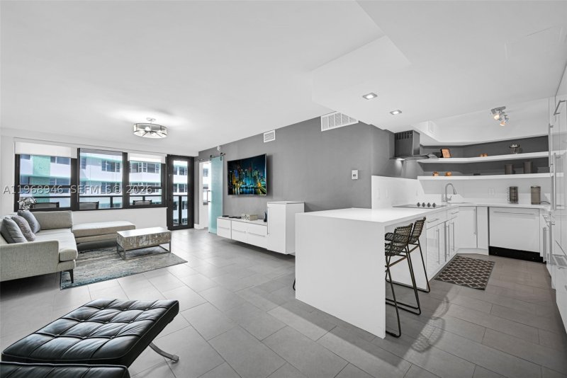 Condo for sale at The Alexander 714