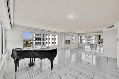 Comprar apartamento en Royal Ambassador 1215
