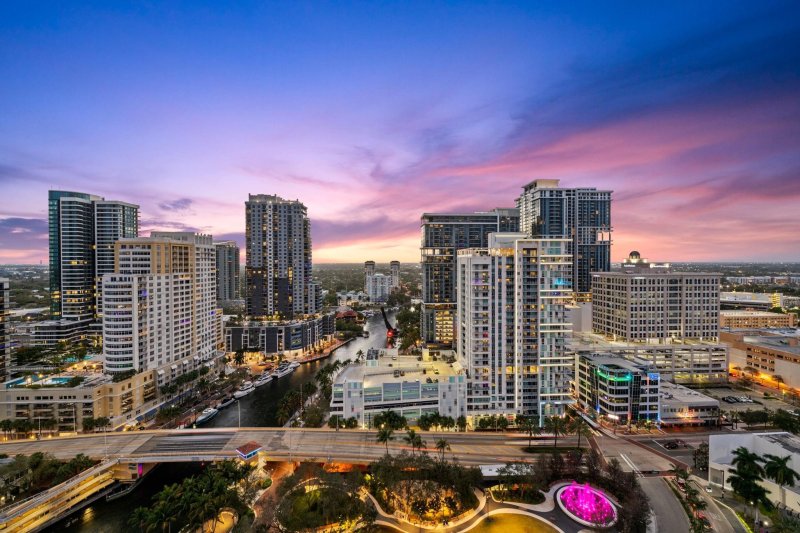 Condo for sale at 100 Las Olas 2404