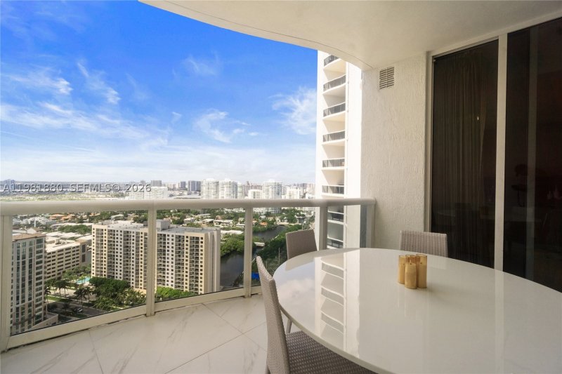 Comprar apartamento no Trump Tower Three 2606