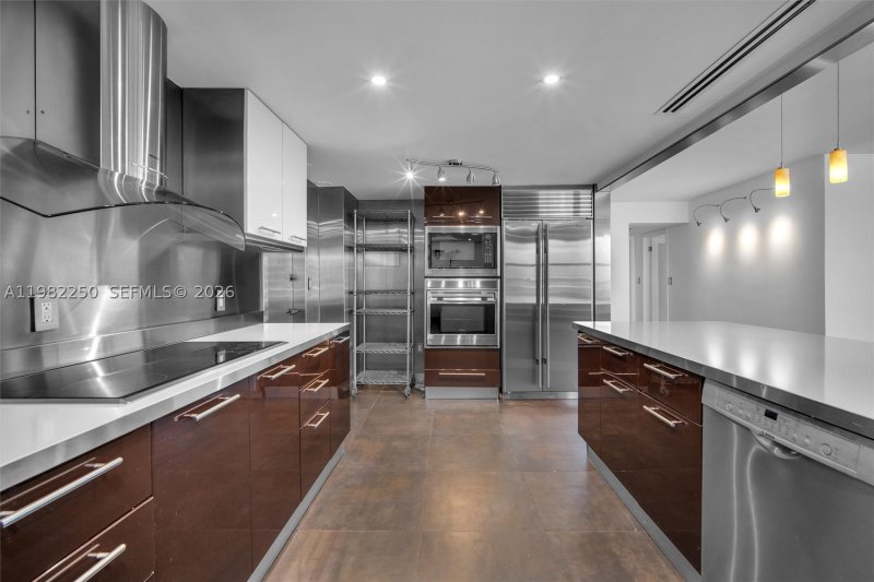 Condo for sale at Commodore Club South 1009