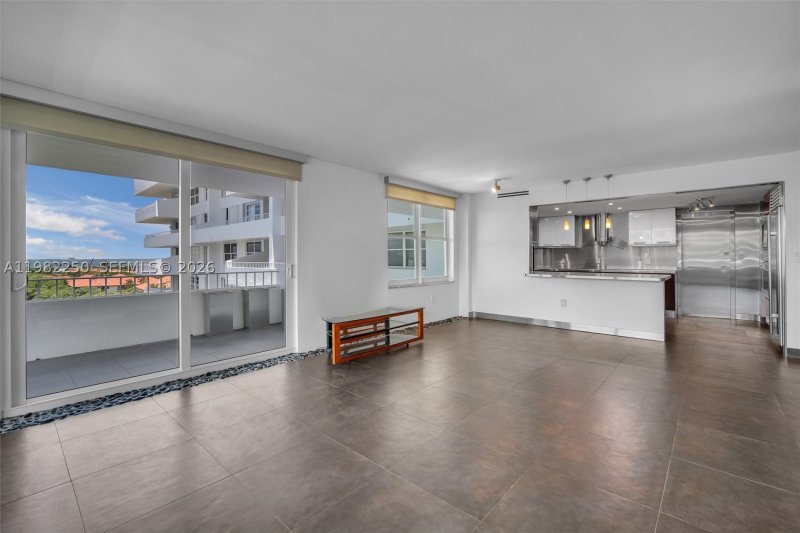 Condo for sale at Commodore Club South 1009