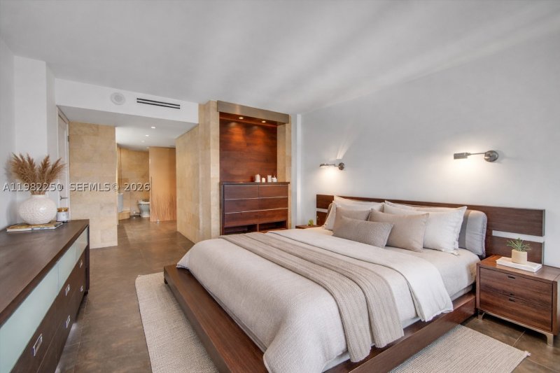 Condo for sale at Commodore Club South 1009