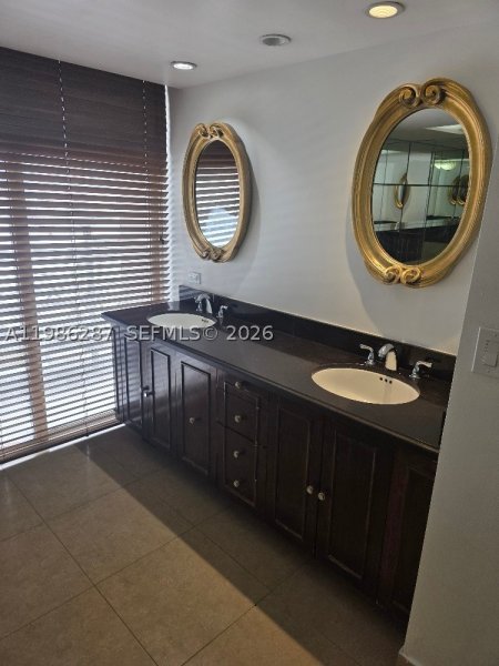 Apartment for rent at Turnberry Towers 2E