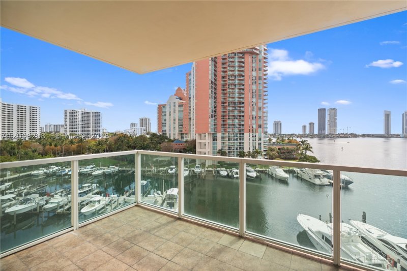 Condo for sale at Aventura Marina II 712