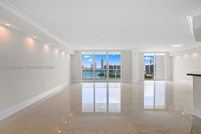 Comprar apartamento no Peninsula II 1604
