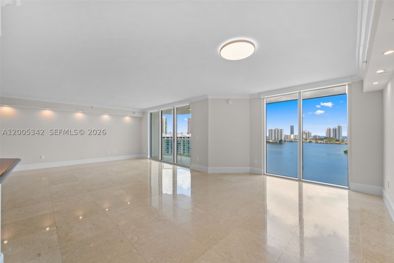 Comprar apartamento no Peninsula II 1604
