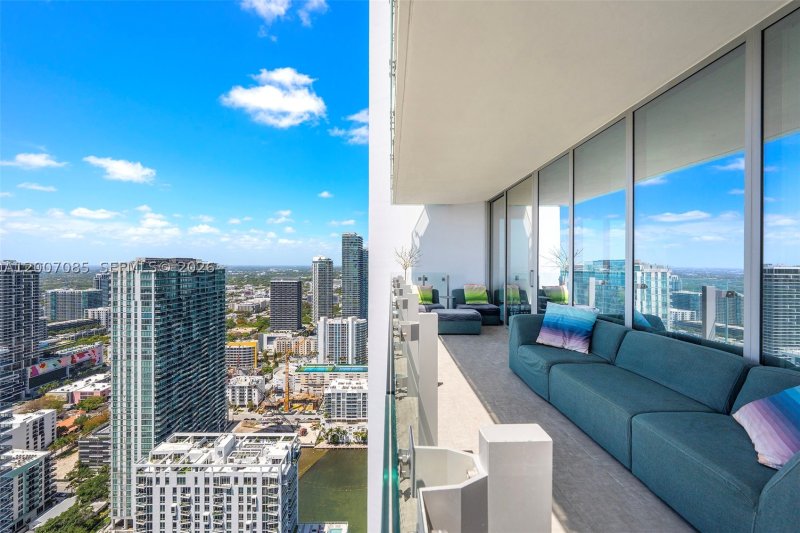Comprar apartamento no Missoni Baia 4206