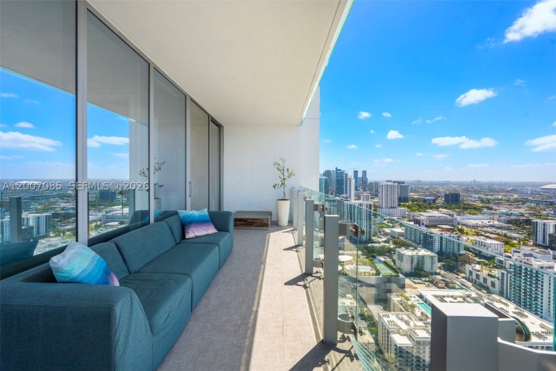 Comprar apartamento no Missoni Baia 4206