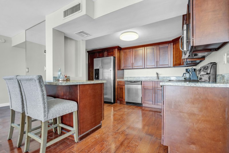 Condo for sale at Trafalgar Towers 1702