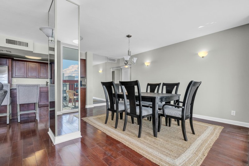 Condo for sale at Trafalgar Towers 1702