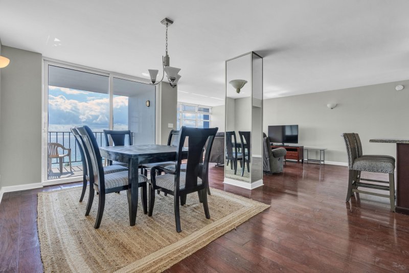 Condo for sale at Trafalgar Towers 1702