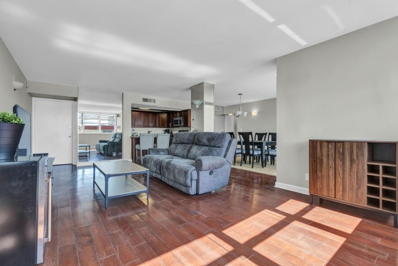 Condo for sale at Trafalgar Towers 1702