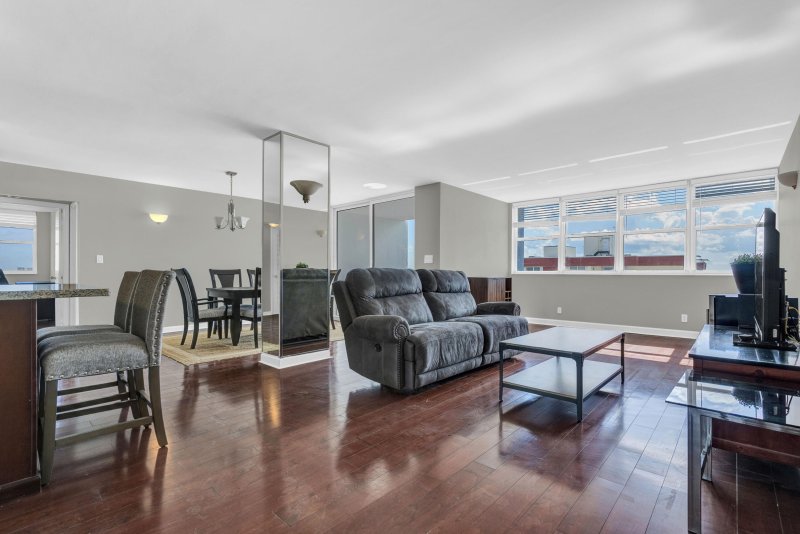 Condo for sale at Trafalgar Towers 1702