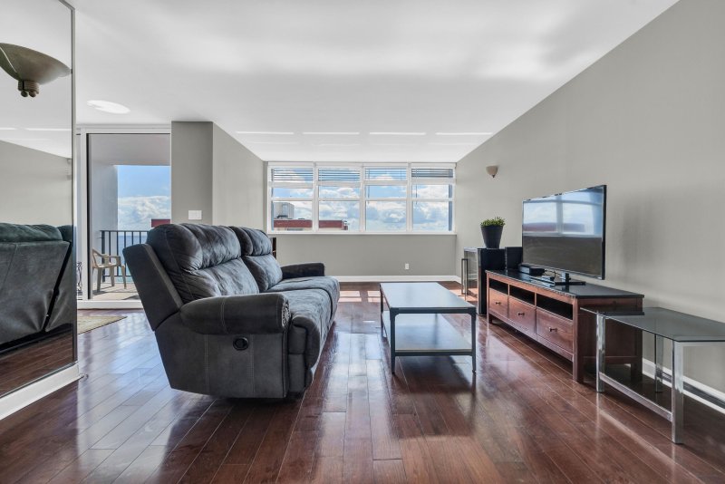 Condo for sale at Trafalgar Towers 1702